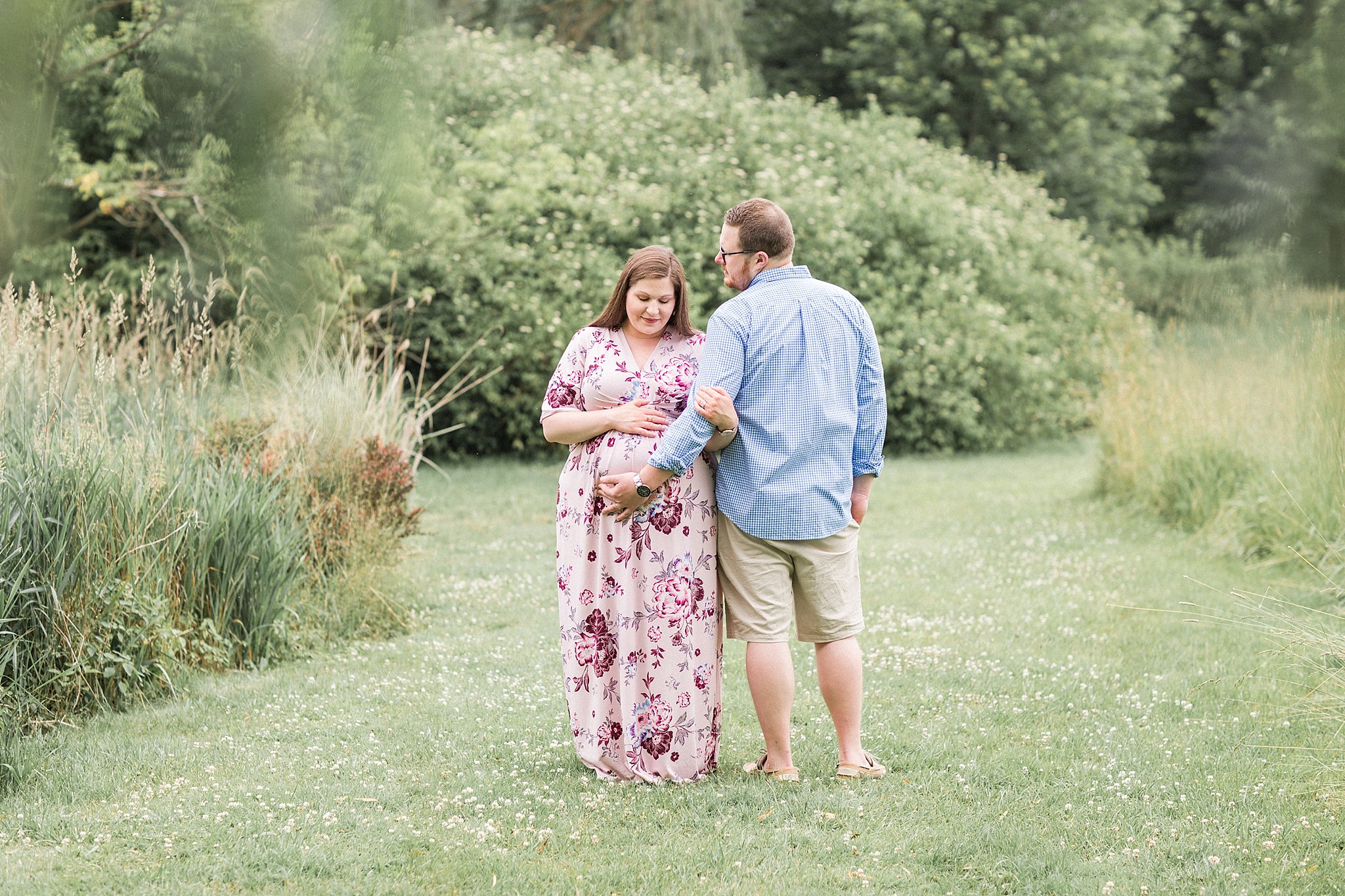 maternity session in a field